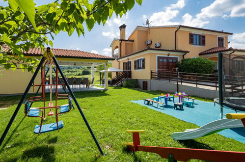 Foto 55 - Casa con 6 camere da letto a Pićan con piscina privata e giardino