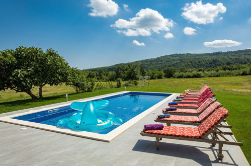 Photo 2 - Maison de 6 chambres à Pićan avec piscine privée et jardin