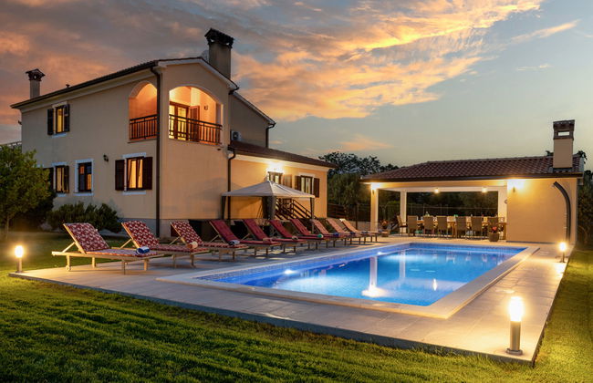 Casa de 7 quartos em Pićan com piscina privada e jardim - Foto 1