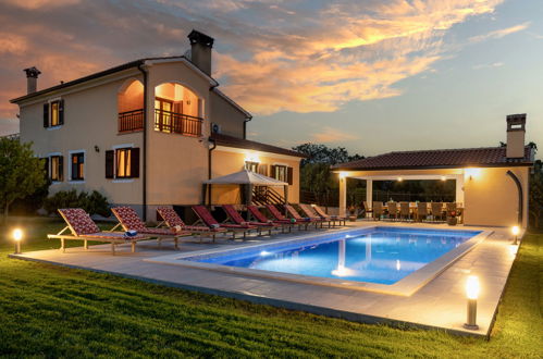 Photo 1 - Maison de 6 chambres à Pićan avec piscine privée et terrasse