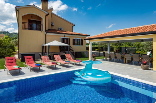 Photo 44 - Maison de 6 chambres à Pićan avec piscine privée et jardin