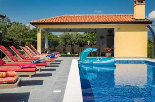 Foto 19 - Casa con 6 camere da letto a Pićan con piscina privata e terrazza
