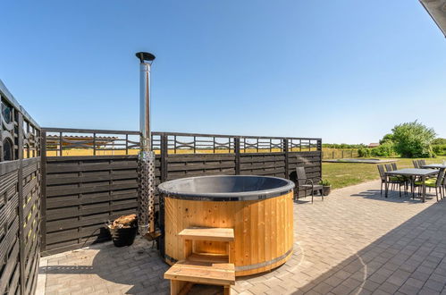 Photo 2 - Maison de 4 chambres à Thyholm avec terrasse et bain à remous