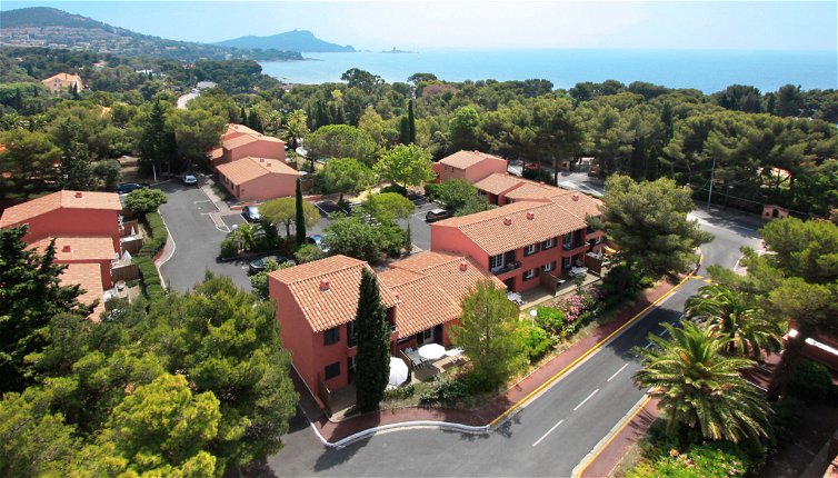 Foto 1 - Apartamento em Saint-Raphaël com piscina e vistas do mar