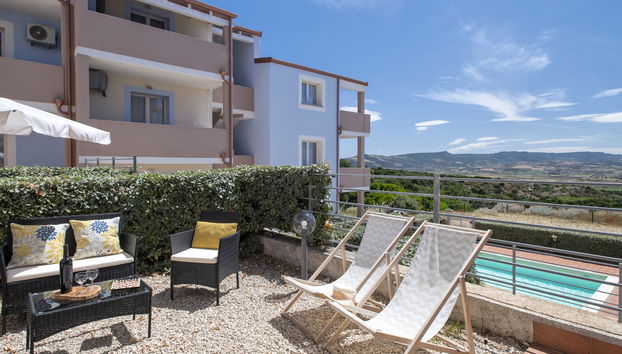 Apartamento de 2 quartos em Badesi com piscina e jardim - Foto 4