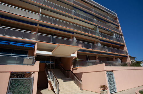 Photo 20 - Appartement de 2 chambres à Le Lavandou avec terrasse et vues à la mer