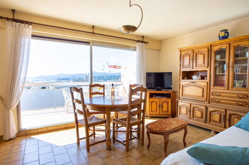 Photo 3 - Appartement de 2 chambres à Le Lavandou avec terrasse et vues à la mer