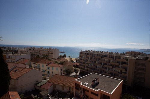 Photo 2 - Appartement de 2 chambres à Le Lavandou avec terrasse et vues à la mer