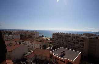 Photo 2 - Appartement de 2 chambres à Le Lavandou avec terrasse et vues à la mer