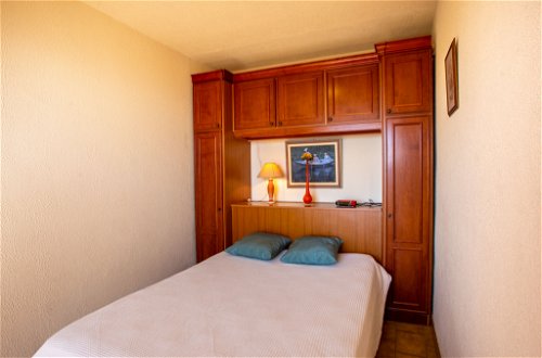 Foto 11 - Apartment mit 2 Schlafzimmern in Le Lavandou mit terrasse und blick aufs meer