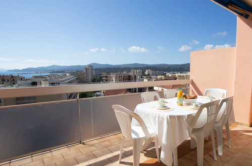 Photo 5 - Appartement de 2 chambres à Le Lavandou avec terrasse et vues à la mer