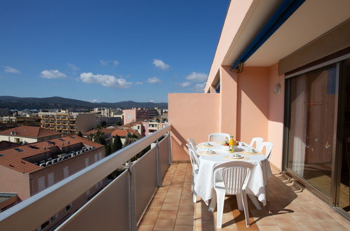 Photo 16 - 2 bedroom Apartment in Le Lavandou with terrace and sea view