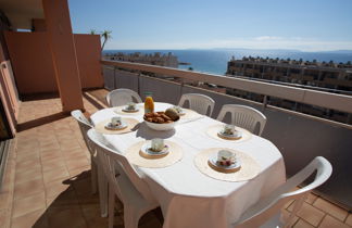 Photo 1 - Appartement de 2 chambres à Le Lavandou avec terrasse et vues à la mer