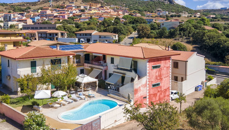 Photo 1 - Appartement de 2 chambres à Trinità d'Agultu e Vignola avec piscine et vues à la mer