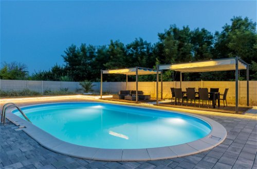 Foto 29 - Casa de 3 quartos em Privlaka com piscina privada e jardim
