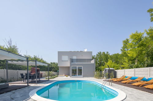 Foto 32 - Casa de 3 quartos em Privlaka com piscina privada e jardim