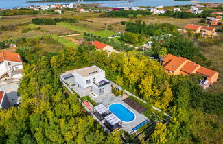 Photo 1 - Maison de 3 chambres à Privlaka avec piscine privée et jardin