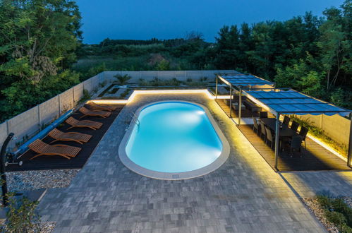 Foto 2 - Casa de 3 quartos em Privlaka com piscina privada e jardim