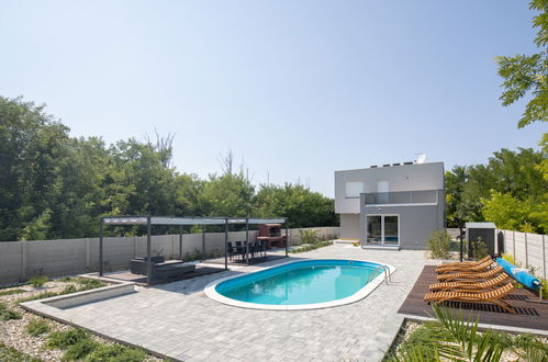 Foto 4 - Casa con 3 camere da letto a Privlaka con piscina privata e giardino