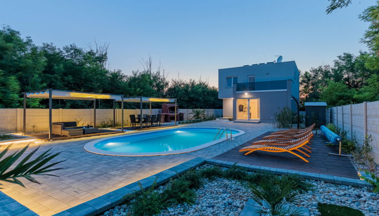 Foto 1 - Casa con 3 camere da letto a Privlaka con piscina privata e giardino