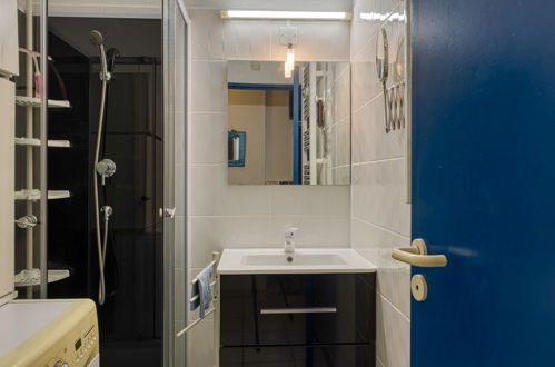 Foto 15 - Appartamento con 1 camera da letto a Agde con piscina e vista mare