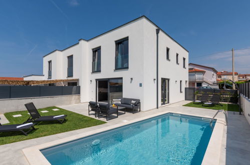 Photo 1 - Maison de 3 chambres à Novigrad avec piscine privée et terrasse