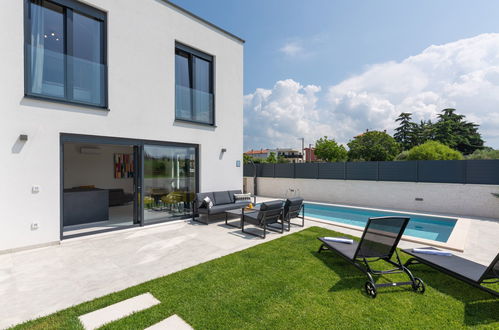 Photo 4 - Maison de 3 chambres à Novigrad avec piscine privée et terrasse