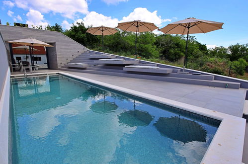 Photo 20 - Maison de 3 chambres à Lovreć avec piscine privée et jardin