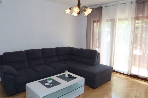 Photo 11 - 4 bedroom House in Novigrad with private pool and garden