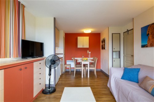 Foto 4 - Apartment mit 1 Schlafzimmer in Saint-Raphaël mit schwimmbad und blick aufs meer