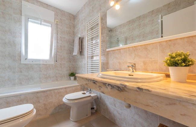 Casa de 4 quartos em Torredembarra com piscina privada e terraço - Foto 17