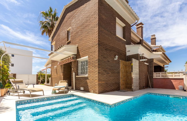 Casa de 4 quartos em Torredembarra com piscina privada e terraço - Foto 1