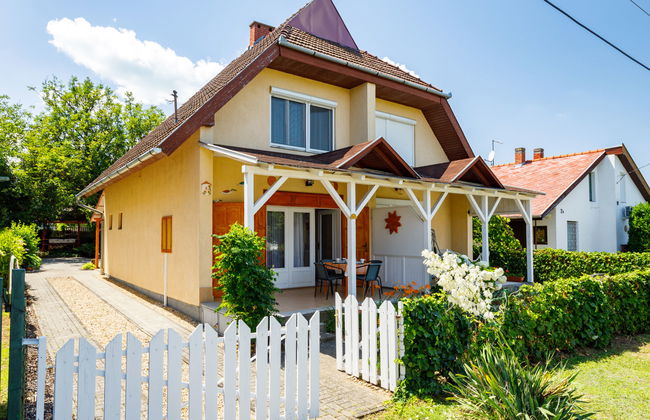 Casa de 3 quartos em Balatonszárszó com jardim e terraço - Foto 1