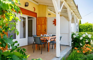 Photo 2 - Maison de 2 chambres à Balatonszárszó avec jardin et terrasse