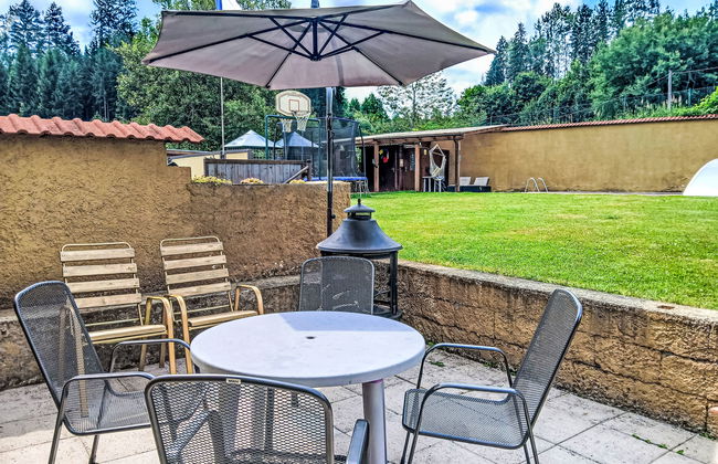 Casa de 4 quartos em Staré Buky com piscina privada e jardim - Foto 39