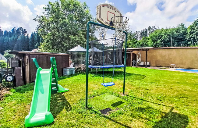 Casa de 4 quartos em Staré Buky com piscina privada e jardim - Foto 33
