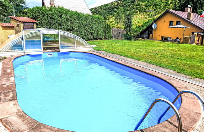 Casa de 4 quartos em Staré Buky com piscina privada e jardim - Foto 30