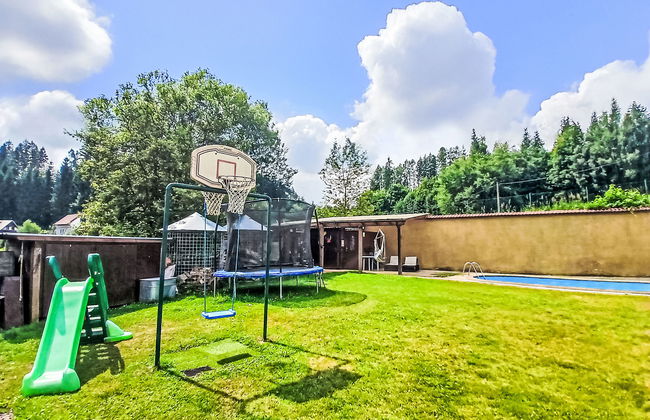 Casa de 4 quartos em Staré Buky com piscina privada e jardim - Foto 35