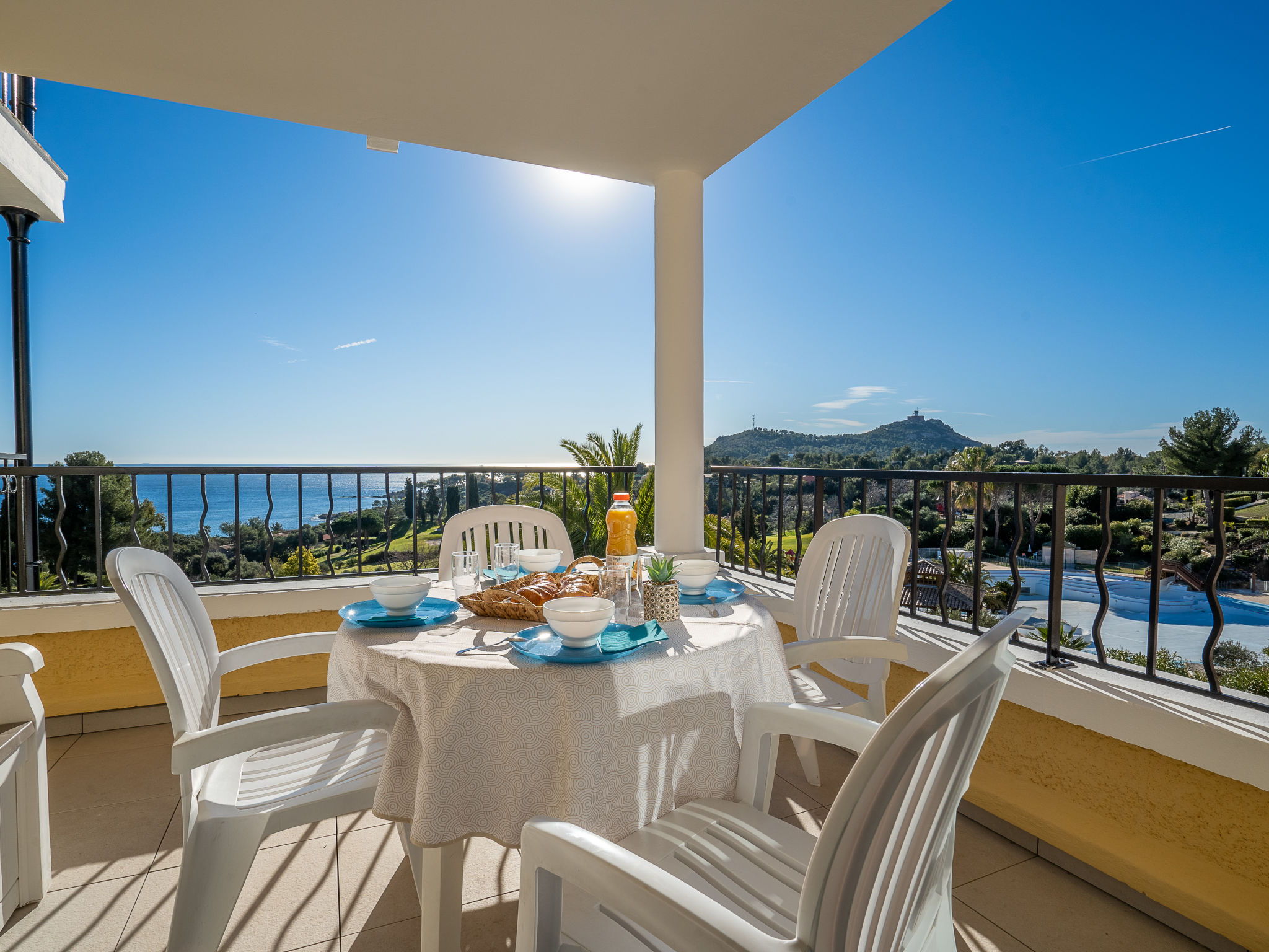 Foto 1 - Appartamento con 1 camera da letto a Saint-Raphaël con piscina e vista mare