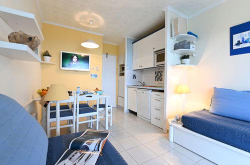 Photo 8 - 1 bedroom Apartment in Saint-Raphaël with swimming pool and garden