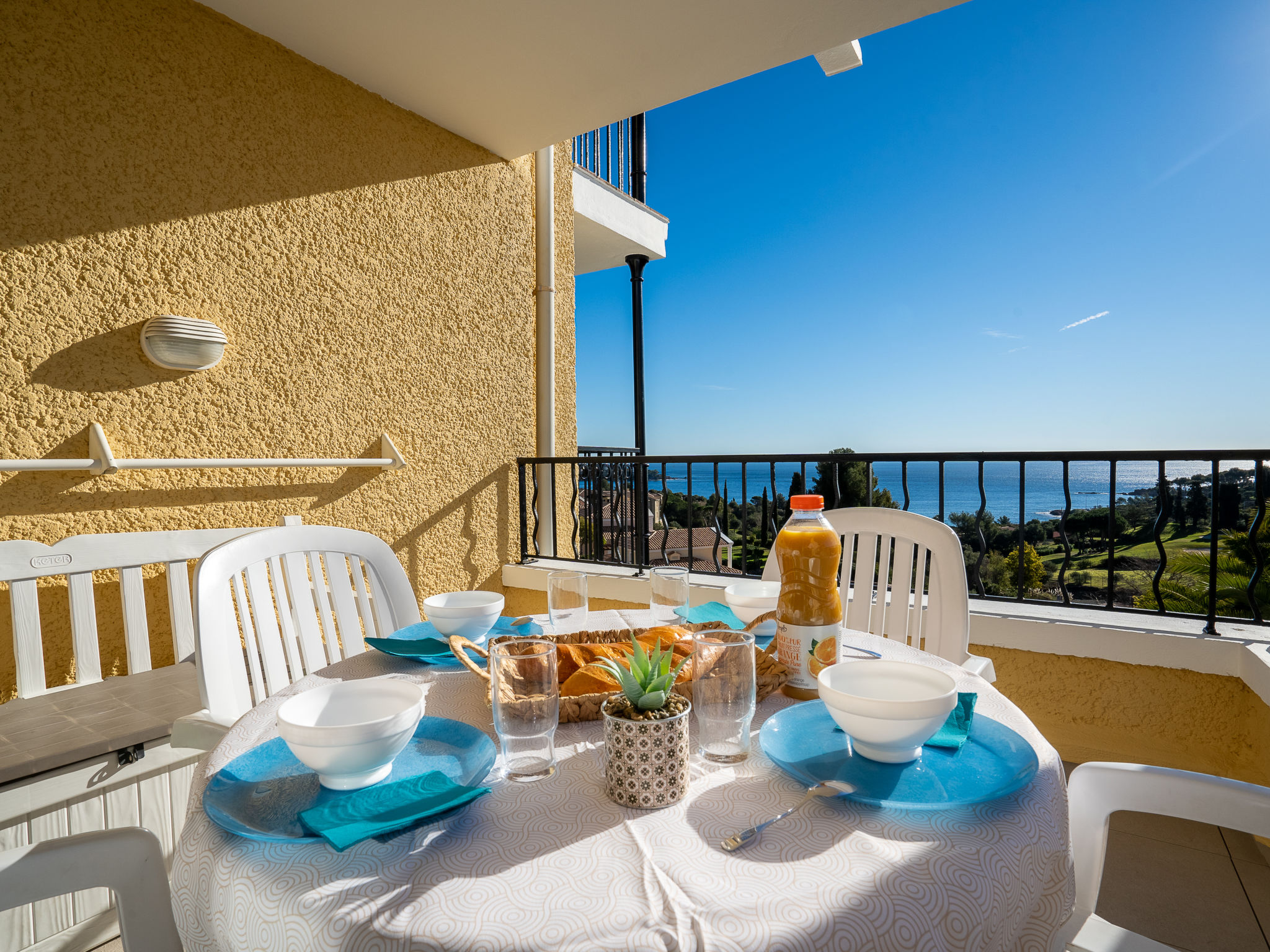 Foto 12 - Apartment mit 1 Schlafzimmer in Saint-Raphaël mit schwimmbad und blick aufs meer