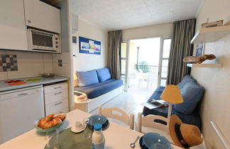 Photo 3 - 1 bedroom Apartment in Saint-Raphaël with swimming pool and garden