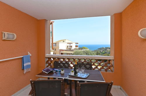 Foto 15 - Apartamento de 1 quarto em Saint-Raphaël com piscina e vistas do mar