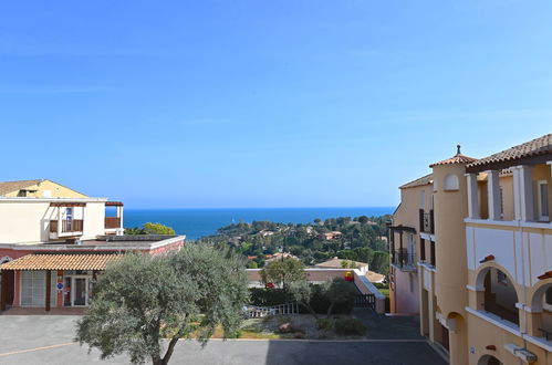 Foto 6 - Apartamento de 1 quarto em Saint-Raphaël com piscina e vistas do mar