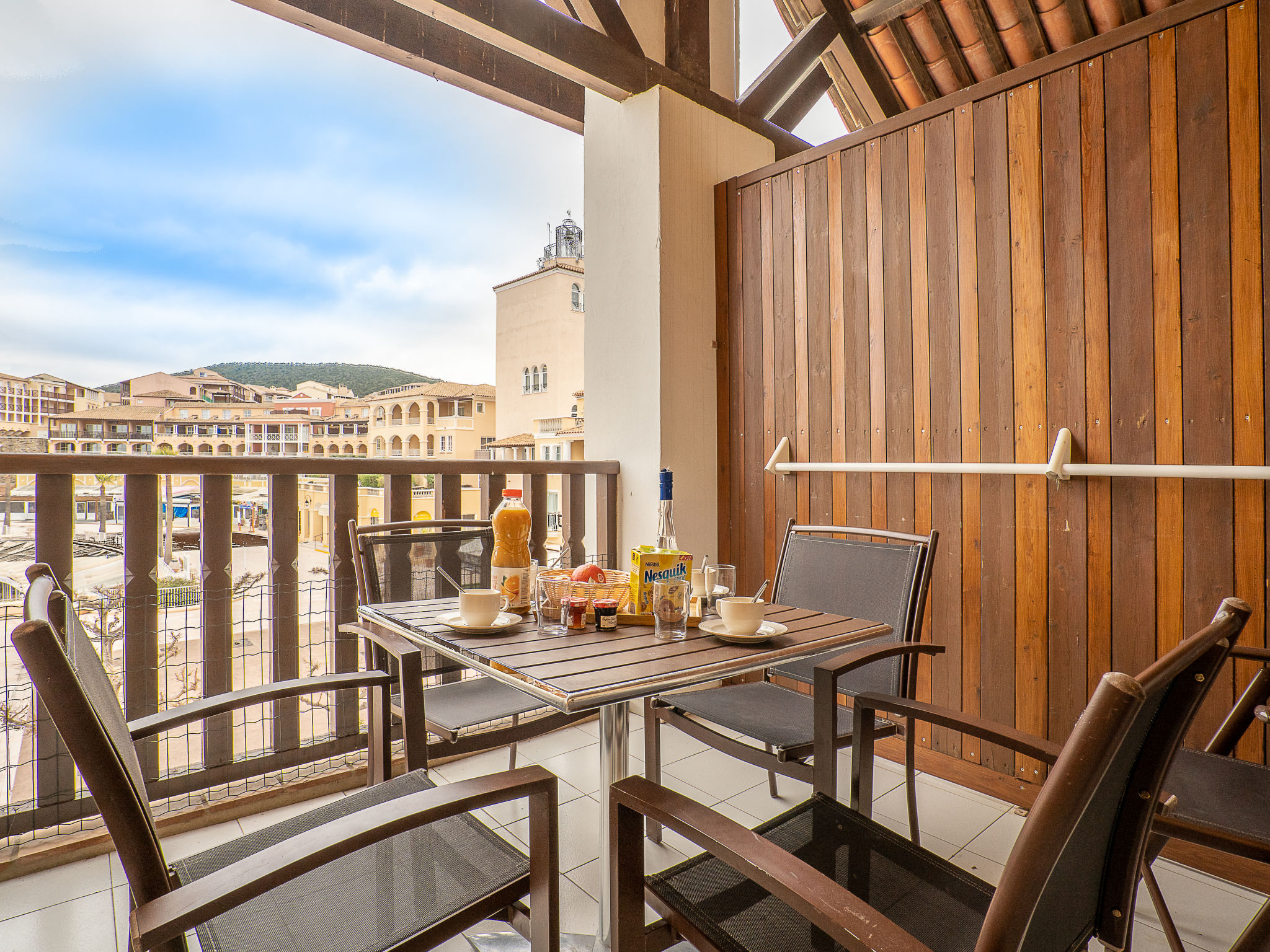 Foto 1 - Appartamento con 1 camera da letto a Saint-Raphaël con piscina e vista mare