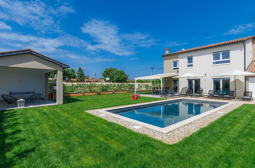 Photo 1 - Maison de 4 chambres à Ližnjan avec piscine privée et jardin