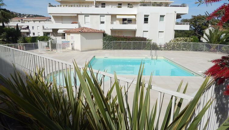 Foto 1 - Appartamento con 1 camera da letto a Cavalaire-sur-Mer con piscina e vista mare