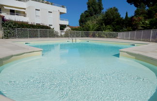 Foto 3 - Appartamento con 3 camere da letto a Cavalaire-sur-Mer con piscina e vista mare