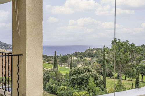 Foto 15 - Appartamento con 1 camera da letto a Saint-Raphaël con piscina e vista mare