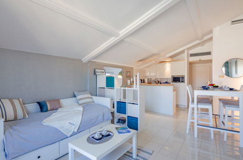Foto 9 - Appartamento con 1 camera da letto a Fréjus con vista mare